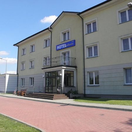 Hotel Julianow Varşovia Exterior foto