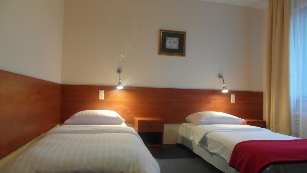 Hotel Julianow Varşovia Cameră foto