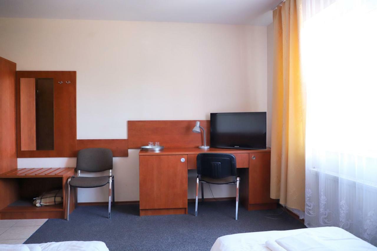 Hotel Julianow Varşovia Exterior foto
